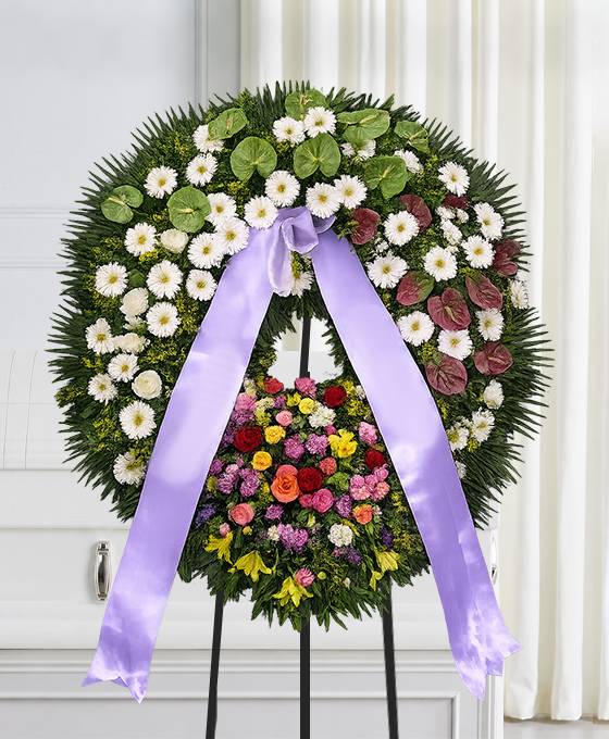 Corona funebre di anthurium verdi e gerbera bianca, su cavalletto, per una cerimonia a Bologna