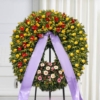 Corona funebre di fiori con colori in armonia con nastro, composizione per un funerale a Bologna