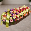 Cofano funebre con fiori di stagione, composizione allungata per il coperchio del feretro