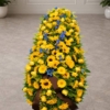 Cofano funebre di fiori gialli e blu, composizione allungata per il coperchio del feretro