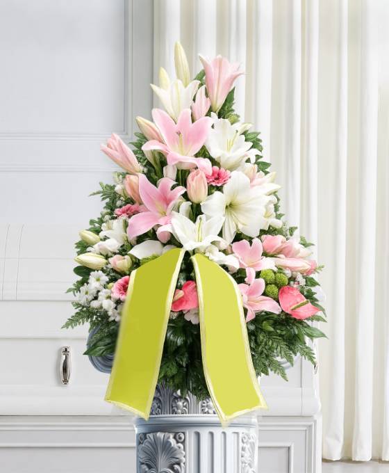 Cesto funebre di fiori in bianco e rosa, composizione frontale per una cerimonia a Bologna