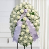 Mezzo cofano funebre di rose bianche e gipsofila per una cerimonia a Bologna