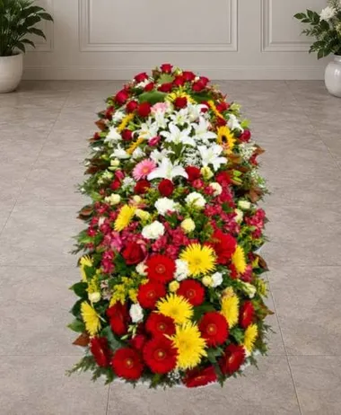 Composizione funebre per feretro nei toni caldi