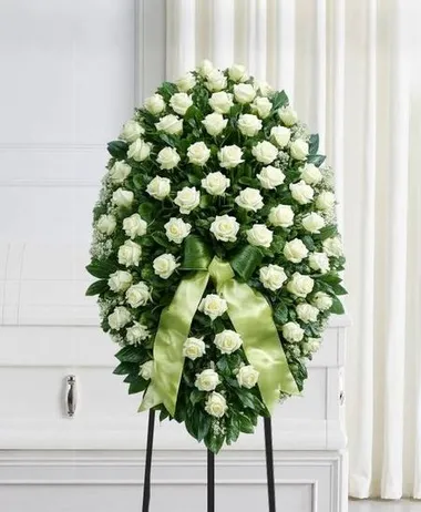 Cuscino funebre in rose bianche con nastro verde